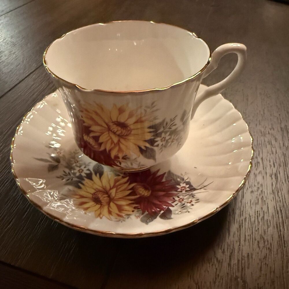 Salisbury Bone China England Teacup & Saucer Scalloped Floral Gold Gilt Vintage